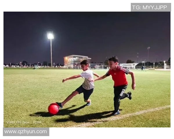 足球明星与小孩的温馨瞬间签名合影展现梦想与热爱的美好时刻